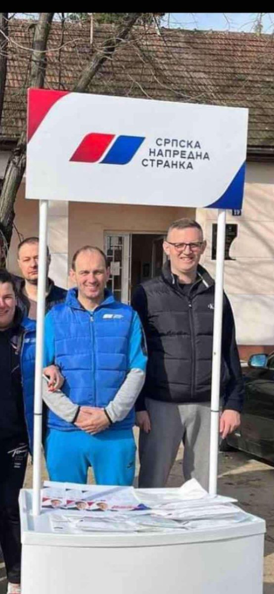 Василићу можда јавно да одговориш по ком основу су члан школског одбора у Ср.Каменици кад везе немаш са истом??
Дакле ти си родитељ који нема дете у тој школи???

Зар намештање кадрова по партијској линији у школама није кривично дело?
<a href="/FotoNsX/">Aleksandar Vasilic</a>
Студио??