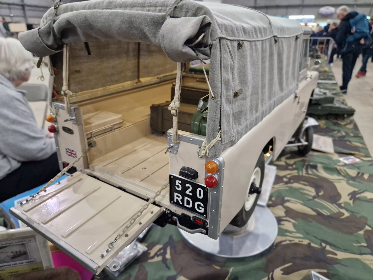 marcomout's tweet photo. Meneer de Graaf's handen doen het niet meer. Met die handen en veel technisch vernuft maakte hij juweeltjes. Volkomen met 'die handen', van #Landrover tot #Halftrack enz..
Extreme detaillering.
Nu gaat hij met pijn in het hart alles verkopen.
RT én DM als je interesse hebt. https://t.co/n2au7aePoy