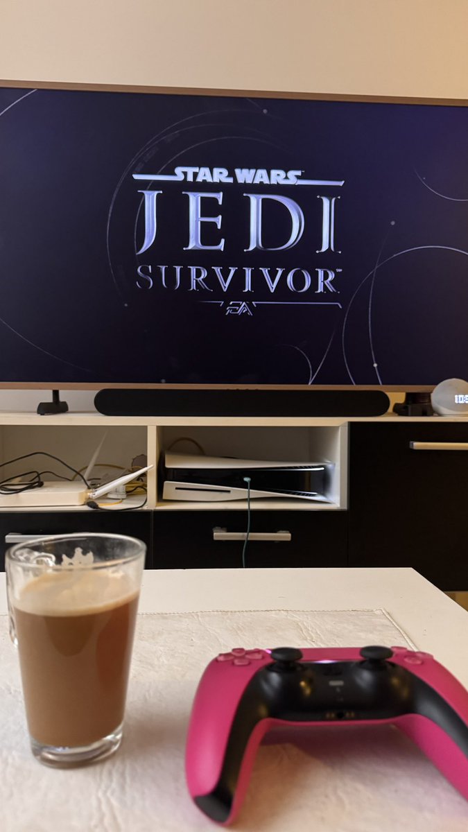 Agus7p's tweet photo. Hoy te levantaste tarde, sin despertador. Tenes jueguito nuevo en la play, cafecito , dia nublado. No tenes tarea ni nada para hacer, sera un buen dia. Tenes 32 años https://t.co/rnYpE2gx3V