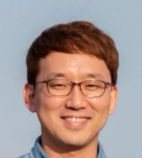 나이는 47살, 아이는 3명, 직업은 의사, 살짝 통통한 중년 유부남 자지 보고싶은 분들은 댓글 달아주세요