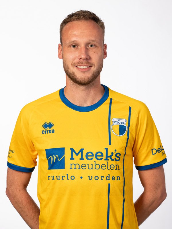 In de eerste minuut van de tweede helft wordt het direct 2-0. Na vrije trap aan de zijkant valt de bal voor de voeten van Kevin van Kooij. Kevin weet de bal binnen te werken.

#dzcdeto
