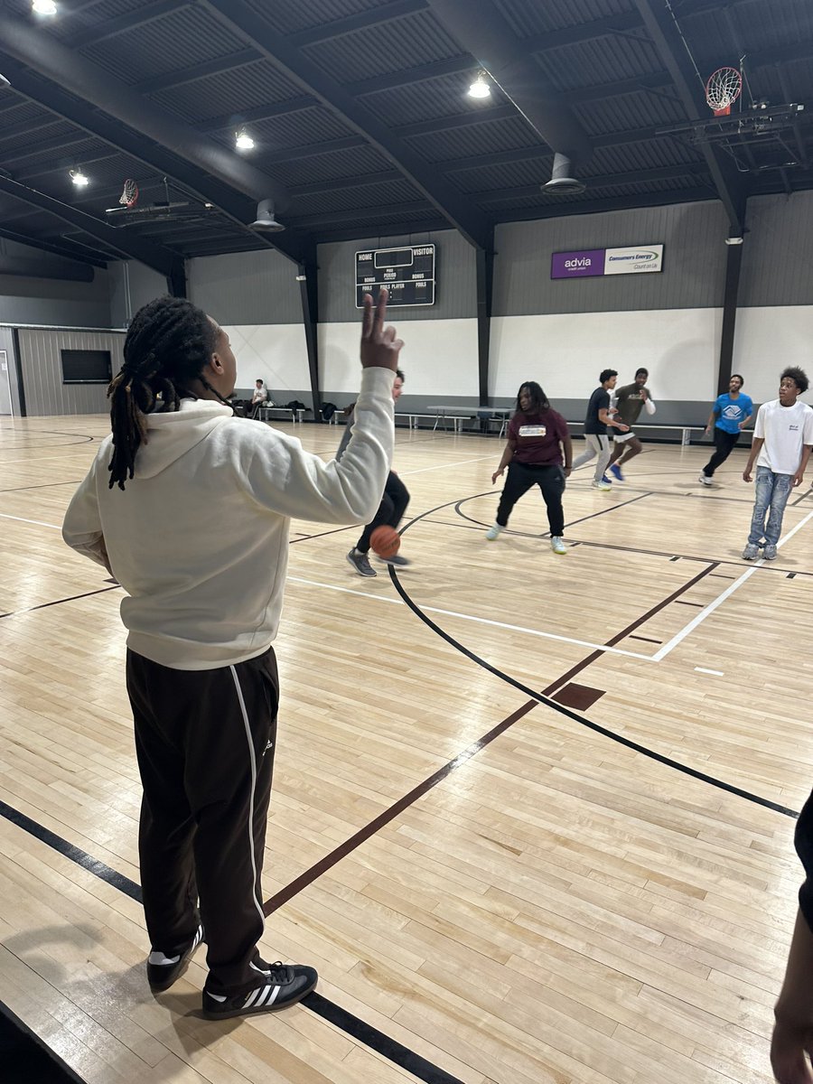 JordonThomas18's tweet photo. Great time with the kids at the boys and girls club in Kalamazoo #broncoswillreign https://t.co/DZh7DXGrsJ