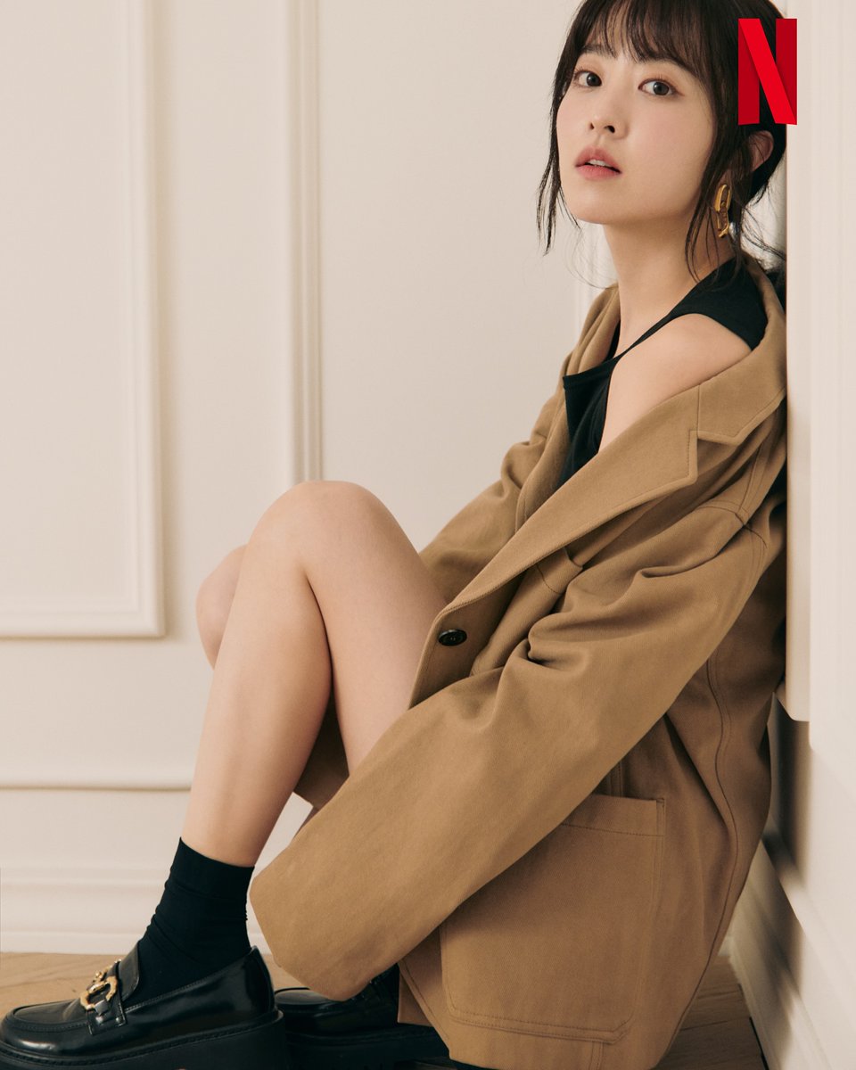 bozoung's tweet photo. like someone with heavenly beauty descending to bring beauty that is highlighted from both of her round, candy-like eyes. the charisma that radiates from her cute yet charming face can magically hypnotize everyone around her from space and time. https://t.co/7TQEtd5Efb