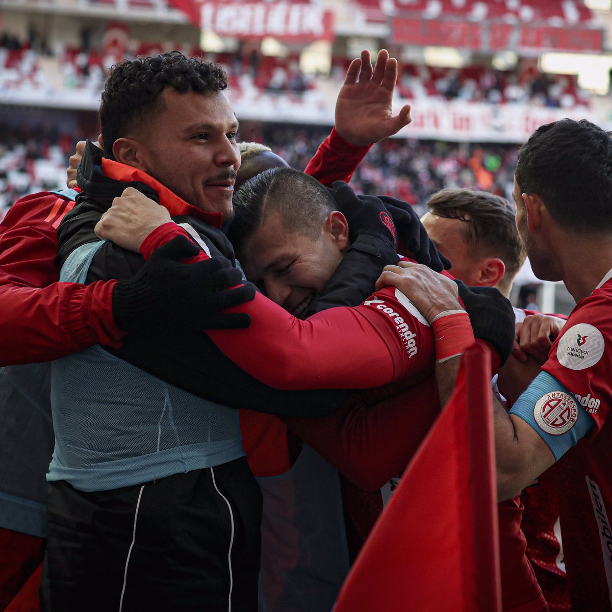 ⛰ Biz kocaman bir aileyiz. Kenetlendikçe daha çok büyüyen! #OnvoAntalyaspor