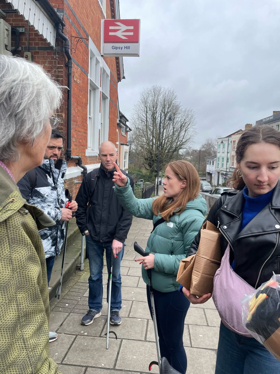 GipsyHillLab's tweet image. Really lovely to get together with #GipsyHill residents for a community clean-up.
We’re working hard for improved council services, as well as supporting communities in looking after our spaces.
Always grateful for everyone who makes #GipsyHill a great place to live ❤️🌳