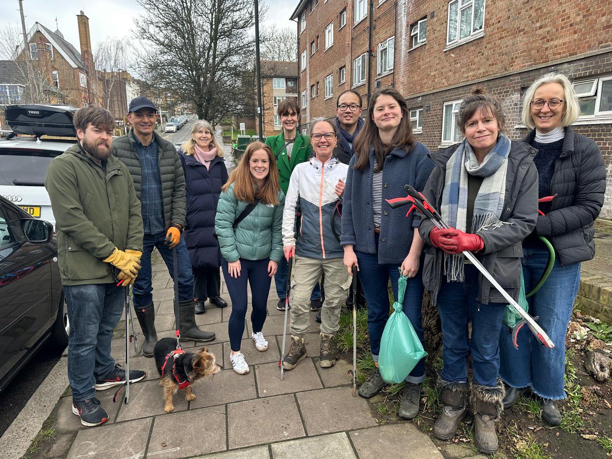 GipsyHillLab's tweet image. Really lovely to get together with #GipsyHill residents for a community clean-up.
We’re working hard for improved council services, as well as supporting communities in looking after our spaces.
Always grateful for everyone who makes #GipsyHill a great place to live ❤️🌳