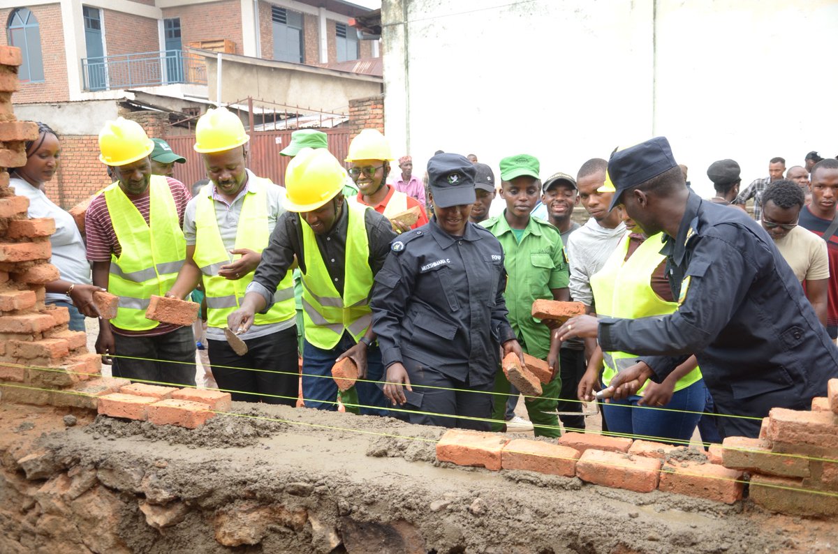 Ministry in charge of Emergency Management (@rwandaemergency) on Twitter photo Uyu munsi PS <a href="/P_Habinshuti/">HABINSHUTI Philippe</a> yifatanije nāUbuyobozi bwa <a href="/RubavuDistrict/">Rubavu District</a> mu muganda rusange watangirijwemo gahunda yo gusana ibyangijwe nāibisasu biherutse kuraswa mu Rwanda bivuye muri DRC. Hazasanwa inzu 293 n'amashuri 7 ku ngengo y'imari isaga miliyoni 500 Frw. Uyu munsi PS <a href="/P_Habinshuti/">HABINSHUTI Philippe</a> yifatanije nāUbuyobozi bwa <a href="/RubavuDistrict/">Rubavu District</a> mu muganda rusange watangirijwemo gahunda yo gusana ibyangijwe nāibisasu biherutse kuraswa mu Rwanda bivuye muri DRC. Hazasanwa inzu 293 n'amashuri 7 ku ngengo y'imari isaga miliyoni 500 Frw.