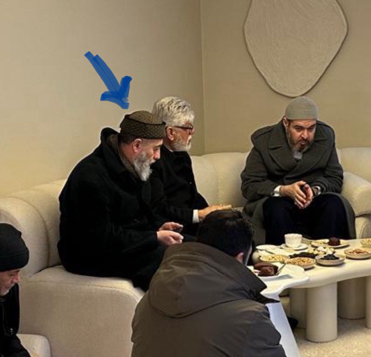 Kanı Bozuk.!

Kim bu Kanı Bozuk.? Hemen söyleyeyim.! Devletli Gavsımızın Vefatından önce;

- 20 Yıl S. Mübarek Hazretlerinin yanında olan
- ⁠Onun evlendirdiği,
- ⁠Onun Ev aldığı,
- ⁠Onun araba aldığı,
- ⁠Onun itibar verdiği,
- ⁠Onun sayesinde adam sınıfına giren,
- ⁠Onun