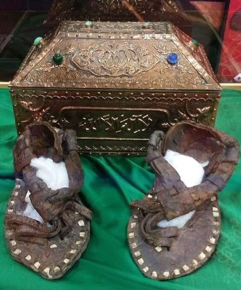 Hazreti Muhammed (sallallâhu aleyhi ve sellem) Efendimizin Kadem-i Şerifleri🌹