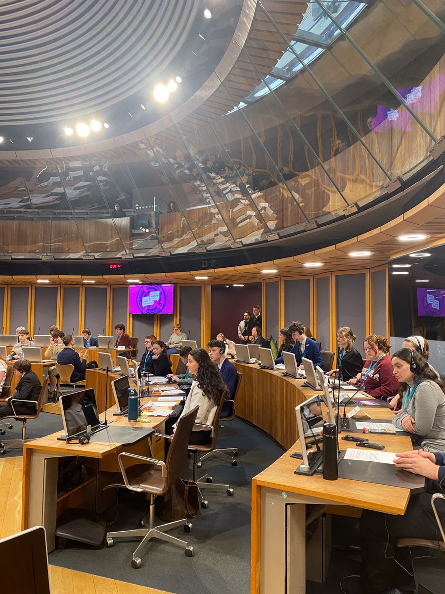 Mae aelodau Senedd Ieuenctid Cymru wedi dewis y tri phwnc y byddant yn canolbwyntio arnynt yn ystod cyfnod y senedd hon.

1. Costau byw 💰 
2. Trafnidiaeth gyhoeddus a theithio llesol 🚍 
3. Trosedd a diogelwch 👤