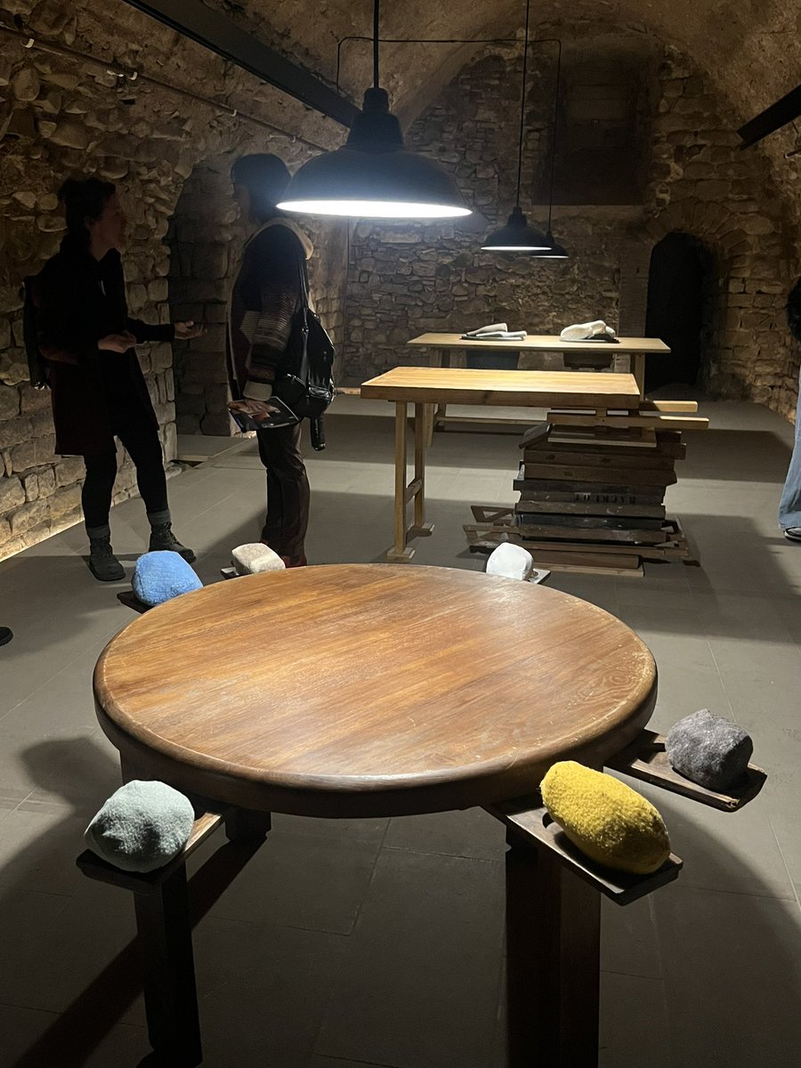 BetPiella's tweet photo. Inaugurem l'exposició #Cúmuls de Pep Duran a l'@acvic i a @lalbergueria  conscients del privilegi que és per #Vic poder mostrar l'obra d'aquest artista tan singular i polifacètic. No us la perdeu, la hi tindrem fins per Sant Jordi! 💜🔝@vic_cultura https://t.co/hdOxFDQ3ip
