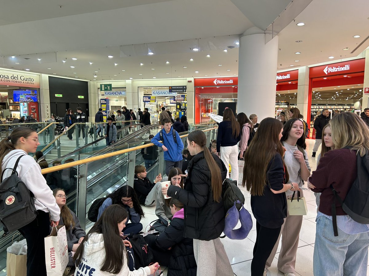 pe_TGS's tweet photo. Shopping Time @Oriocenter #Presents #WeNeedMoreTime https://t.co/FGDKEJ81Co