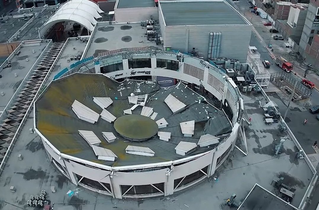 unchasqui's tweet image. No vayas a ningún Real Plaza. El techo se te puede caer encima y matarte. En el Perú hay más de 20 Real Plazas. Estos lugares son una bomba de tiempo y todo con el &quot;auspicio&quot; de su dueño: Carlos Rodríguez Pastor, uno de los hombres más ricos del Perú.