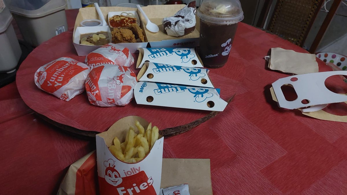 EsangDB2020's tweet photo. Pasalubong nang galing sa concert #Jollibee Chicken Joy, french fries, tuna pies at yum burgers
#BidaAngSarap
#DonBelle
#DonnyPangilinan
#BelleMariano https://t.co/8SEMvs83r0