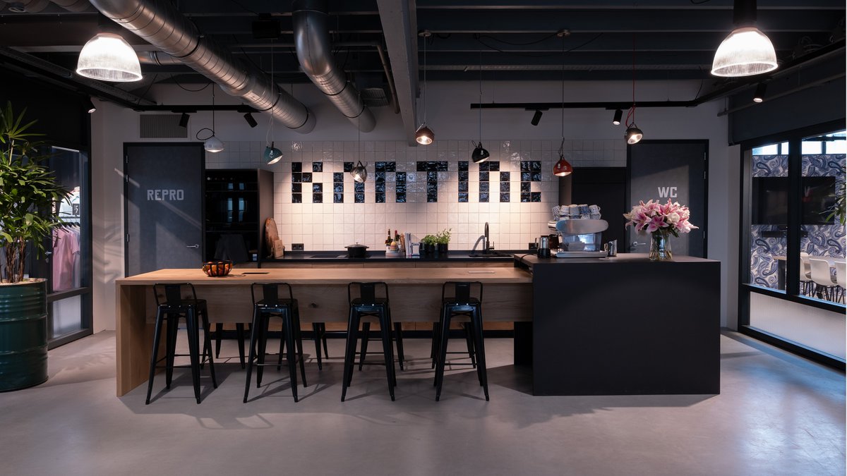 In Amstelveen is een garage uit de 50-er jaren omgebouwd tot kantoor, werkplaats en showroom voor het kledingmerk R2 Amsterdam. 
Het interieur is ontworpen door Zondagontwerpers.