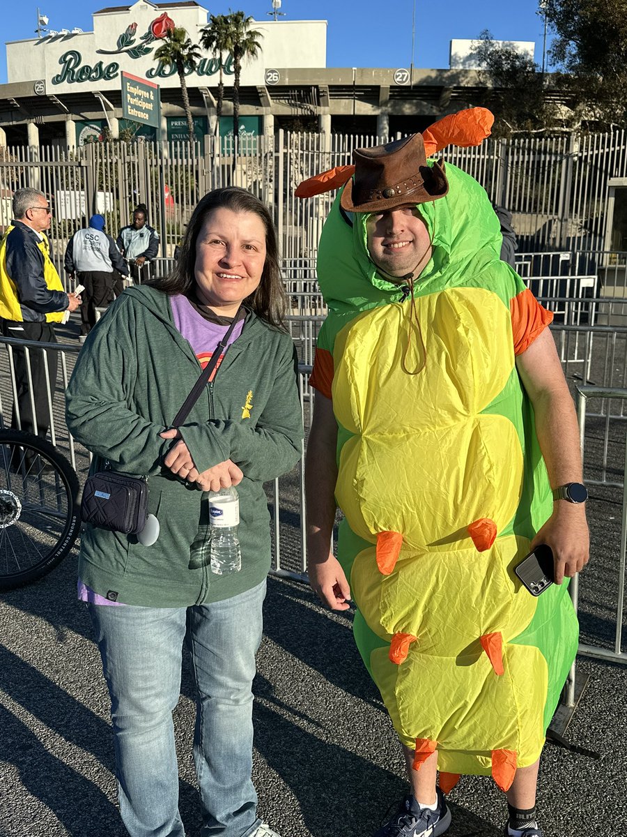 Nice to see <a href="/MikeNerdlaw/">Cowboy Hat Caterpie Please 🤠</a> at the gate to Rose Bowl. #PokemonGOTour