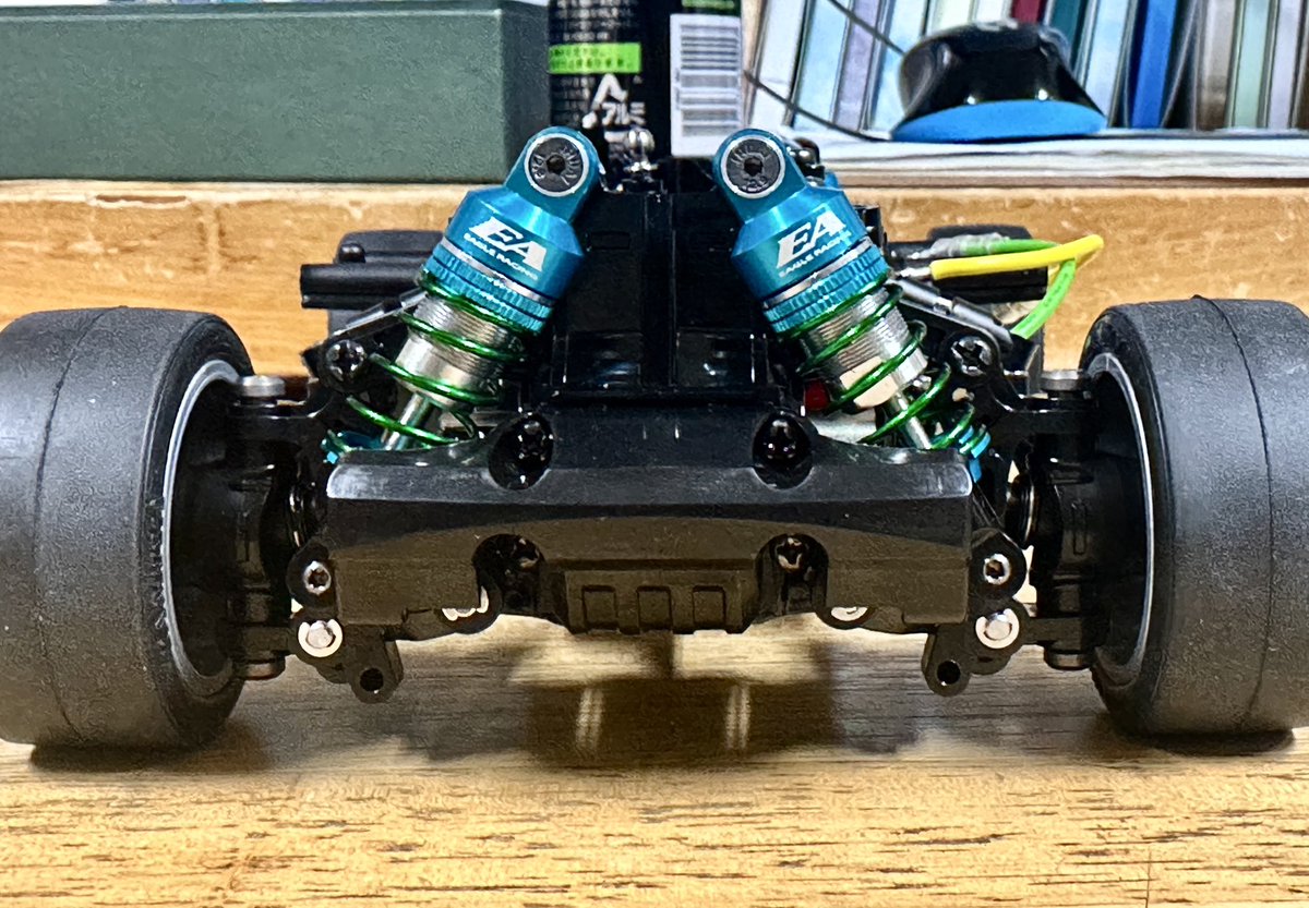 tarourakami's tweet photo. ぼちぼちと進めておりますM-05のra仕様。
今日は車高上げてみましたが、何とか18mm程になりました。
(ちょっと前下がりですが😅)
あとはやっぱバネをもっと柔らかくしたい気もしてます。
ソフトスプリングとされるものを入れてるんですが…🥲
#M05 #M05ra https://t.co/lcRfOXTnvu