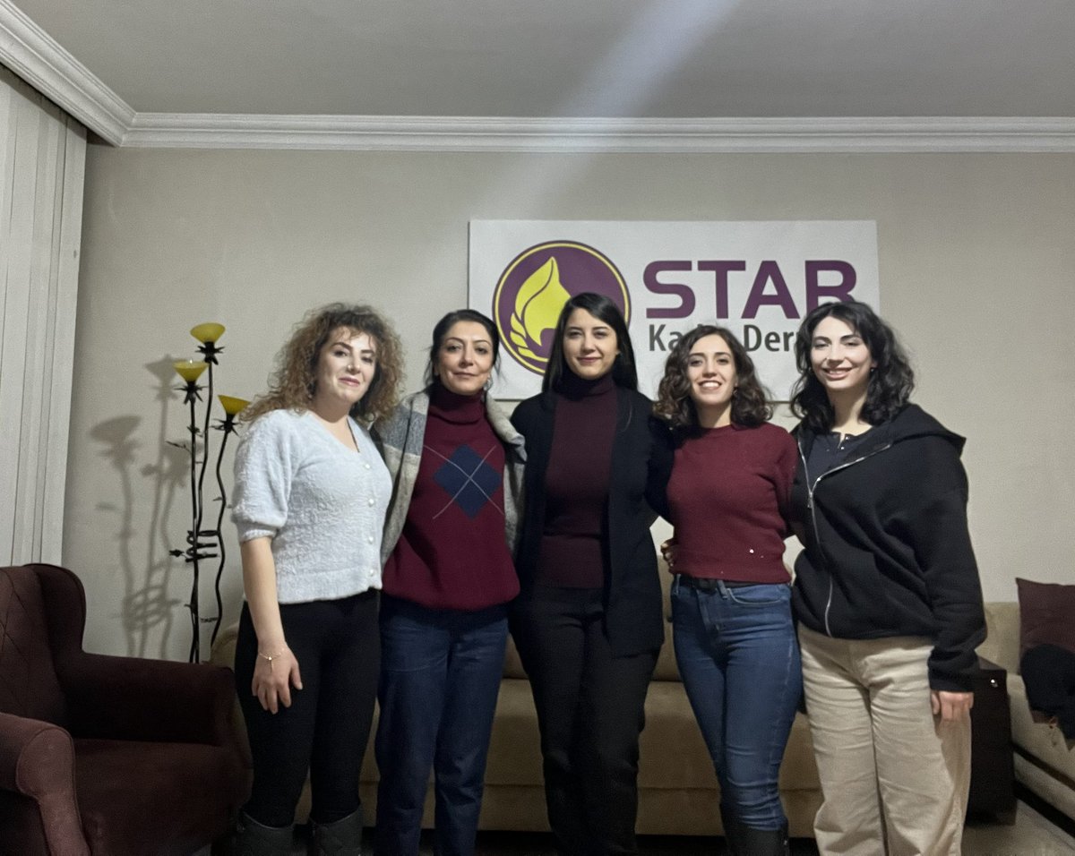 Önceki dönem dernek başkanımız, Dem Parti Urfa Milletvekili Dilan Kunt Ayan derneğimizi ziyaret etti. Kadına yönelik artan şiddet karşısında mücadele  yöntemlerimizi ve kayyım gaspıyla tahrip edilen kadın kazanımlarını konuştuk . Ziyaretlerinden dolayı teşekkür ederiz ☘️