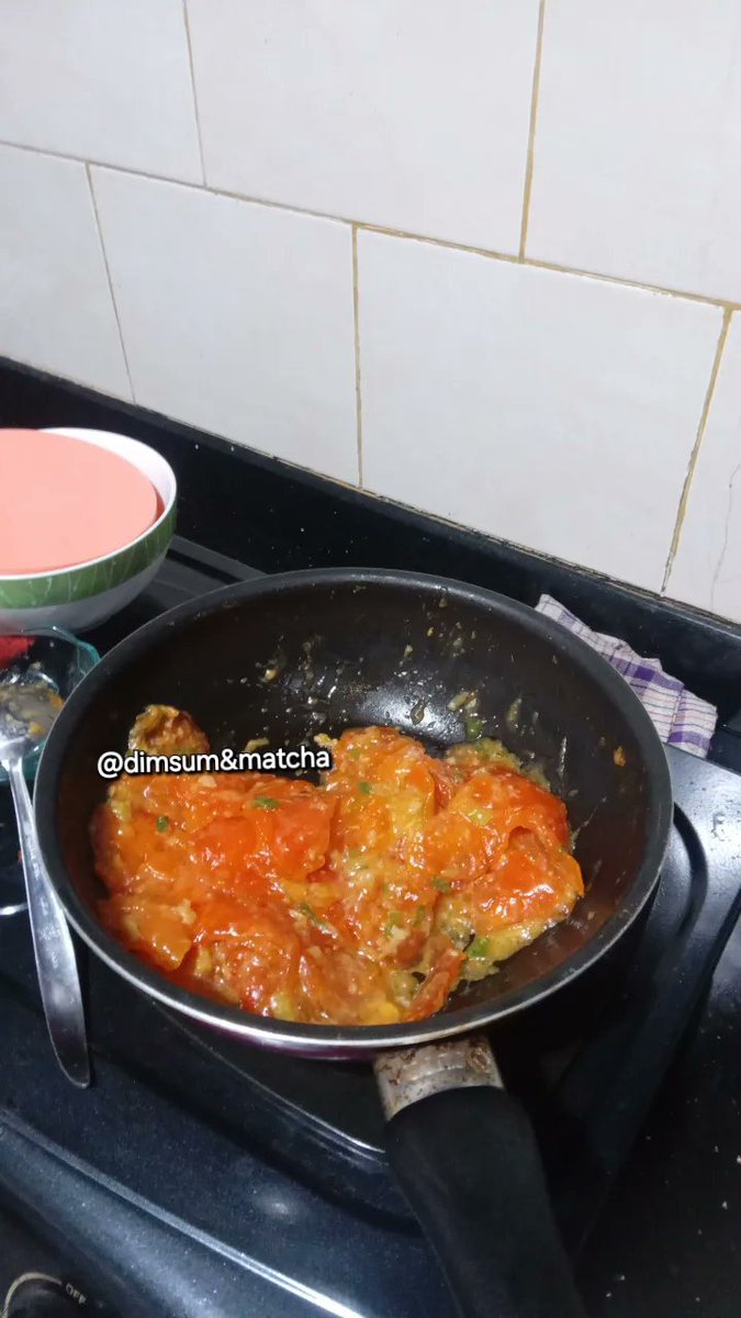 goldarABpositif's tweet image. ya allah saya sebagai warga sunda jujur ngeliat ini agak tercengang. berkuah aja udh aneh bgt, apalagi yg bertopping² &amp;amp; ini pake keju (?).

info : 
seblak asli warga sunda : seblak kering no kuah yg isinya kerupung kemplang oren &amp;amp; wangi bgt cikurnya yaa.

ini seblak yg ku masak.