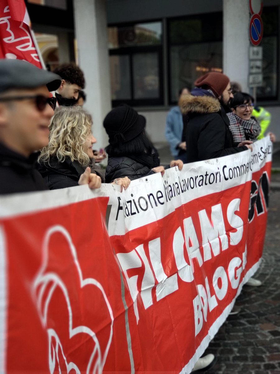 FilcamscgilB's tweet photo. La Filcams di Bologna scende in piazza per dire #NODDLSICUREZZA! https://t.co/yuyYV0aT7p