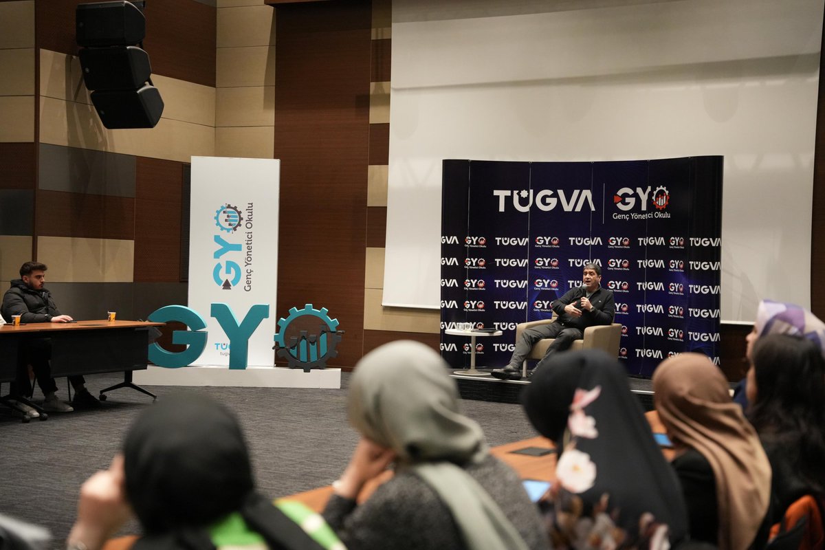 enesseba24's tweet photo. Genç Yönetici Okulu Eğitim Programı'nda 3. haftayı değerli konuklarımızın konuşmalarıyla gerçekleştirdik.

➡️ İş İnsanı Sn. Cuneyd Zapsu

➡️ Türkiye Kalkınma ve Yatırım Bankası G.Müdürü Sn. İbrahim ÖZTOP

Geleceğin liderleriyle bir araya geldi, tecrübelerini paylaştı!

#GYO2025 https://t.co/gM5xJOwICM
