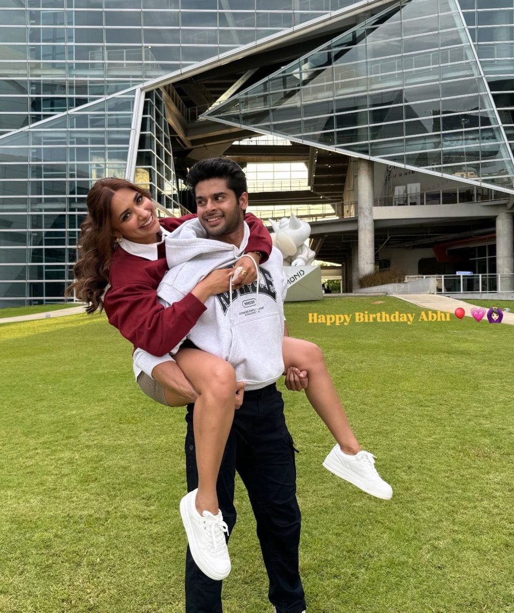 kaand😭 (@apnabanale__8) on Twitter photo They are soo cutee😭💕
#AbhimanyuDassani #JiyaShankar They are soo cutee😭💕
#AbhimanyuDassani #JiyaShankar