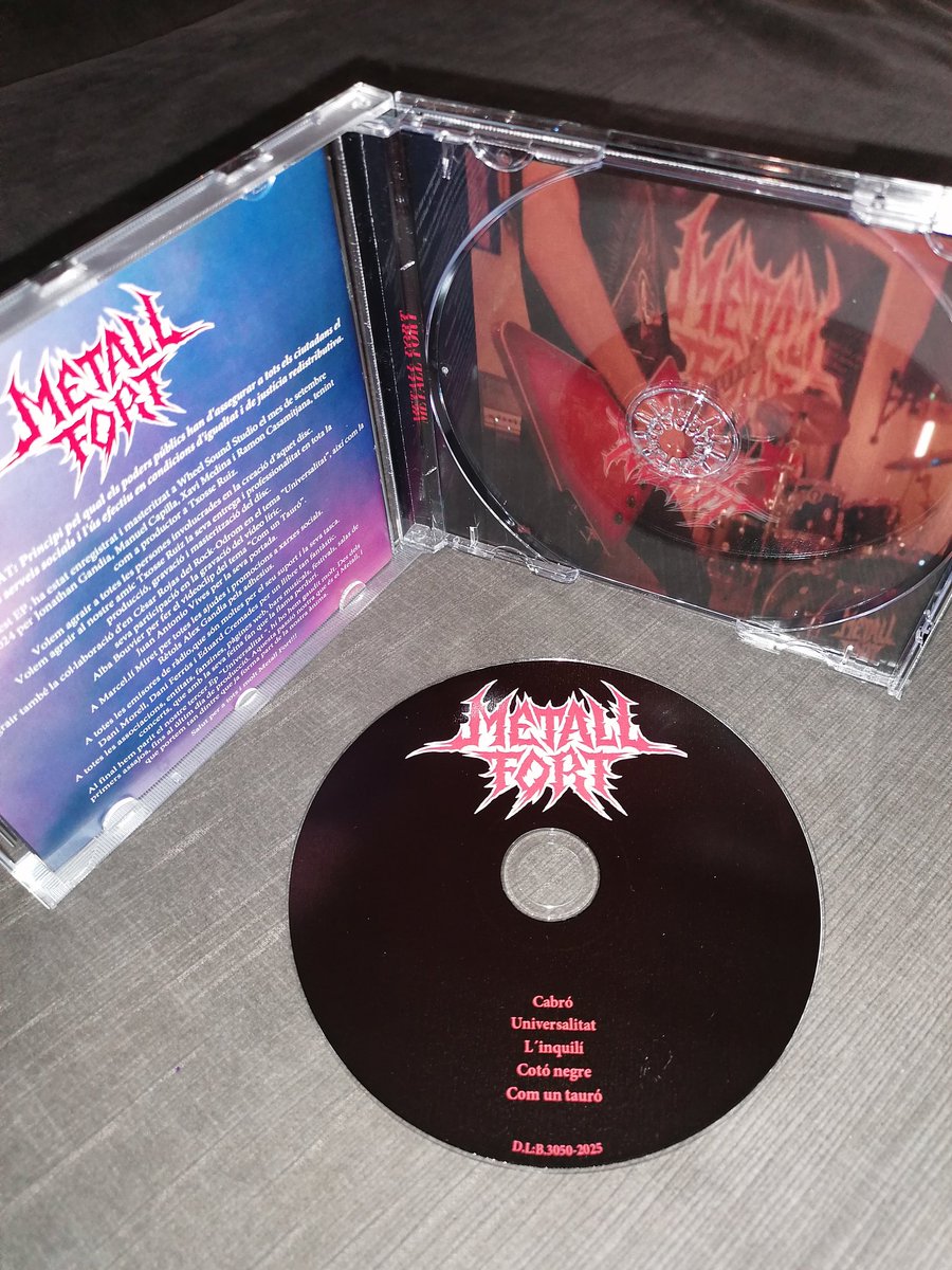 Metallers de Catalunya! Ja el tenim aquí!
CD físic, perquè no tot és online,
encara quedem Romàntics que tenim reproductors de cd i el fem servir.
Qui ho vulgui que es possi en contacte amb la banda,
Aprofiteu la oferta de llançament 💸💸