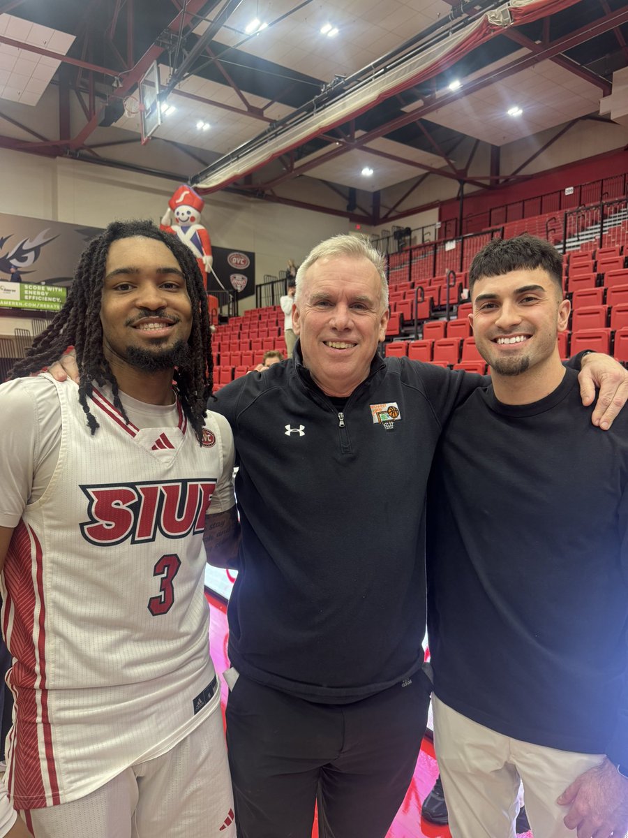 What a game today by <a href="/rayballin3/">Ray’Sean Taylor🚶🏾‍♂️</a> and <a href="/SIUEMBB/">SIUE Hoops</a>! 
Great to get a photo after with 2 of my 2020 Kahoks Ray and Lorent Dzeladini!