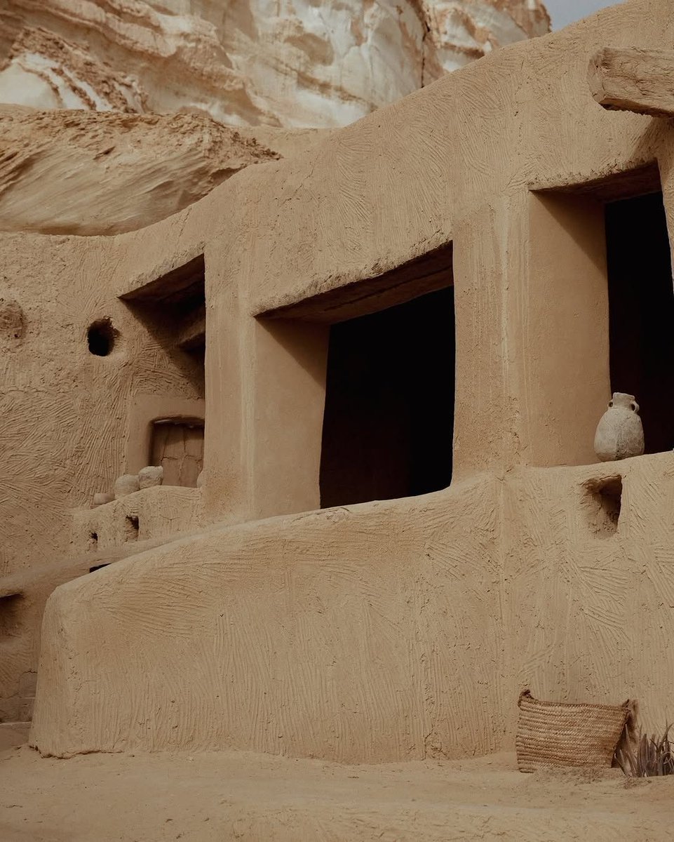theshimmystore's tweet image. Timeless and grounded. 🏜️ This earthen dwelling blends seamlessly with the desert, a testament to sustainable architecture and ancestral wisdom. Could you live in a home like this, surrounded by nature’s raw beauty? 🌿🏡  

#DesertArchitecture #EarthenHomes #CulturalHeritage