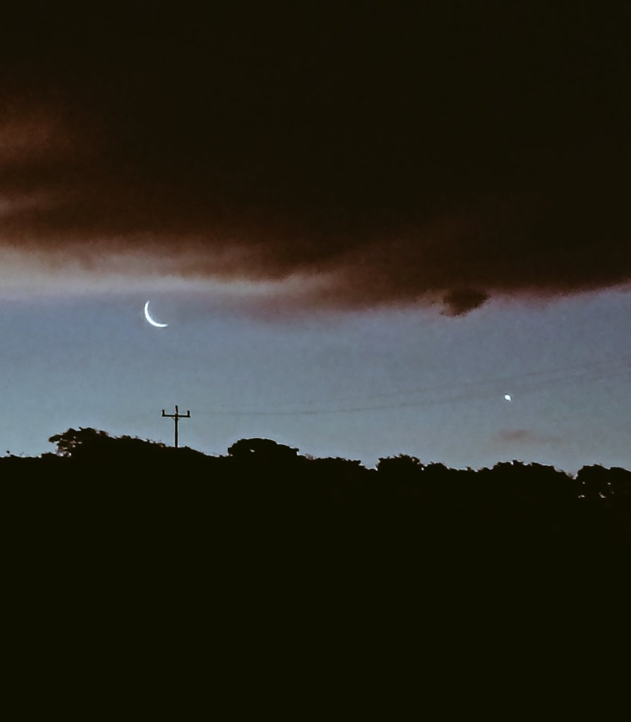 MonicaBrisot's tweet photo. Lua e Vênus 🌜🌌 
1º de março https://t.co/cIybVeyFE9