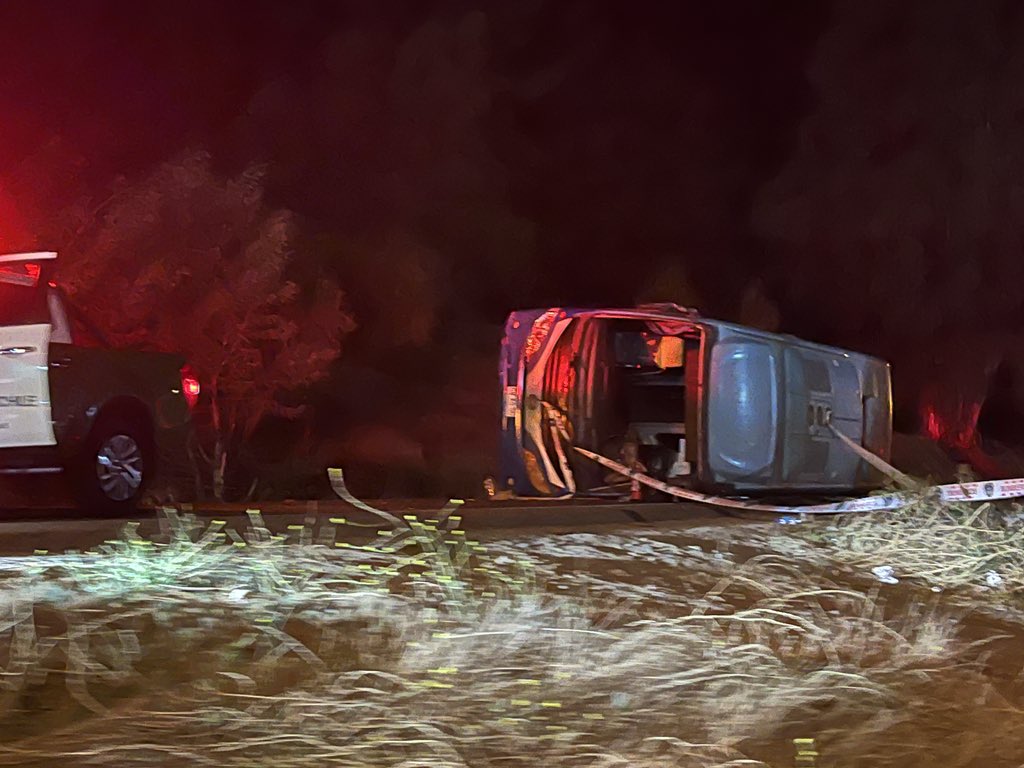 diegogarq's tweet image. Bus de trasporte público volcado en carretera F-30 en @PuchuncaviMuni altura de Rungue antes de llegar a Maitencillo con alta congestión