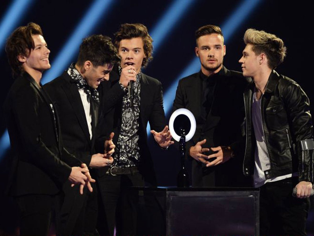 All1DMadness's tweet photo. If someone only told Harry the W was ages away back then https://t.co/I6HkzkofLI