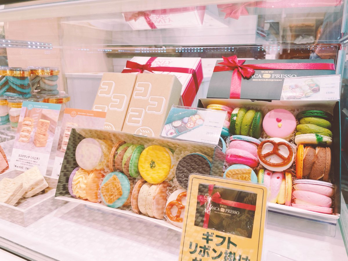 yui_hibiki_ch's tweet photo. ◤◢◤◢◤◢◤◢◤◢◤◢◤◢
🌸最高にかわいい
　　ドリンクとトゥンカロン
　　　楽しんできた話🌸 #PR
◤◢◤◢◤◢◤◢◤◢◤◢◤◢

かわいいカラーのドリンクや、太っちょマカロン「トゥンカロン」でお馴染みのMACAPRESSOさんに遊びに行ってきました〜‼︎(⑉> ᴗ <⑉)
SNSで見る度にいいなぁ🥺一度行ってみたいなーって思ってたお店(୨୧ᵕ̤ᴗᵕ̤)

到着早々、そもそもお店の装飾がおしゃれでテンションが上がる🌟🌟
私は、「ストロベリーマカチーノ」と「チョコミント」をチョイス‼︎
この大きさわかりますか！？
手を広げるより大きなドリンク💗
食事の後のデザート感覚で遊びに行ったんですが、さらにお腹いっぱいになりました (笑*˙˙*)

マカロンもいっぱいあって迷うし、他のドリンクも飲んでみたい！
両方とも甘すぎないので、男性にもおすすめです。見た目も可愛くてゆっくりたっぷり楽しめちゃいます‼︎

・銀座SIX店
・新大久保本店
があるのでお好きな方に遊びに行ってみてね(*,,ÒㅅÓ,,)✧

PR #MACAPRESSO