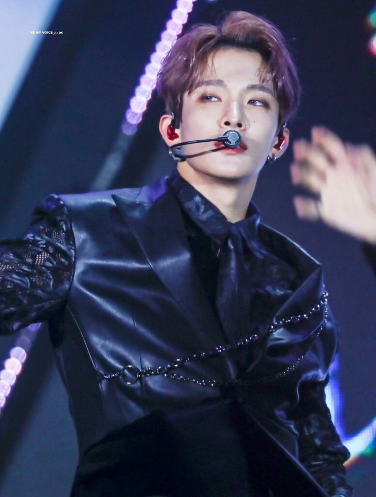 도겸이 보라머리에 렌즈낀것도 미친 레전드라 생각해