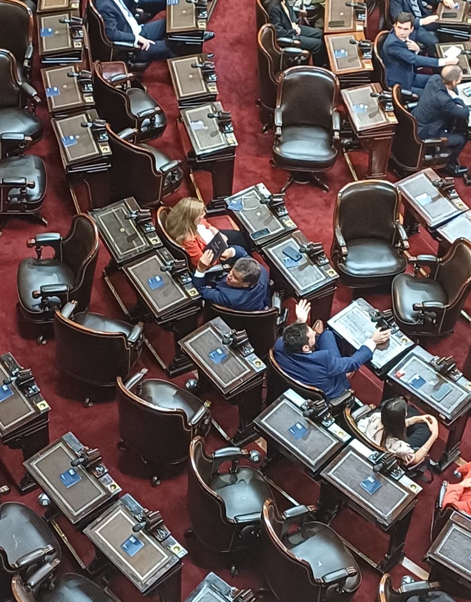 En fotos, el momento del cruce entre Facundo Manes, que mostraba la constitución, y Santiago Caputo, en uno de los palcos.