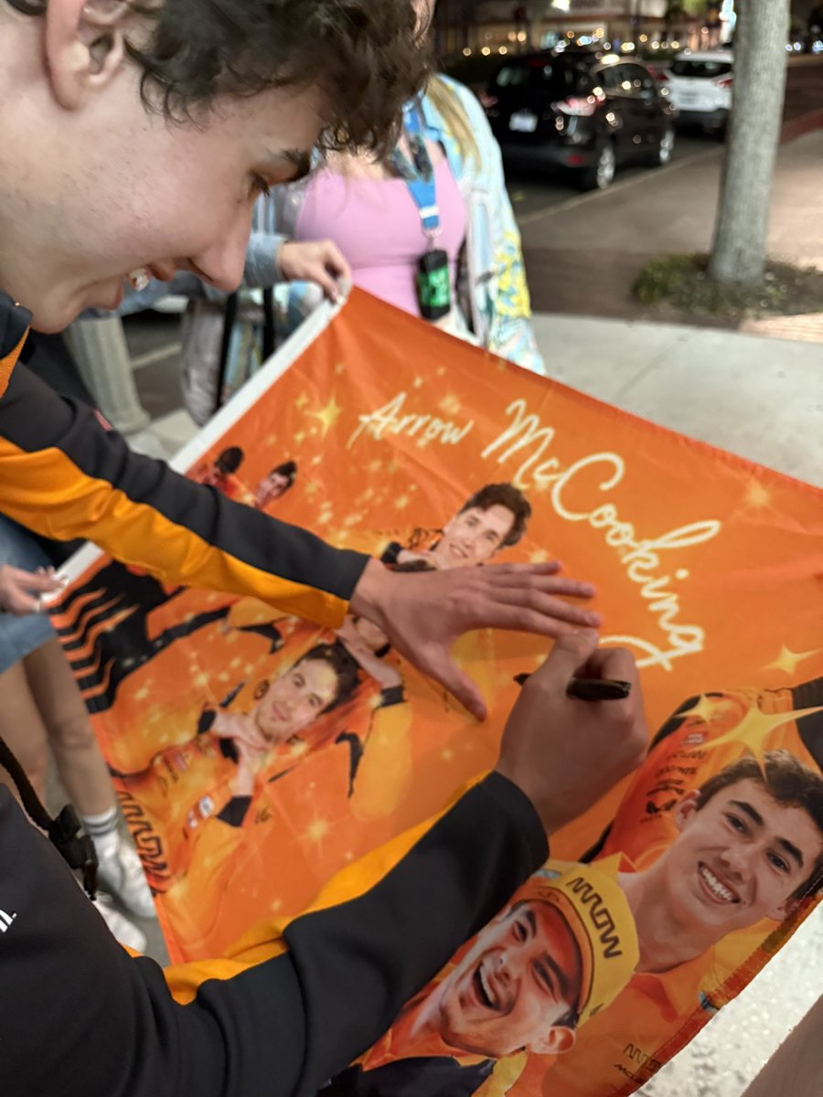 bethanj0nes's tweet photo. @nolan_siegel sorry that six random indycar fans just interrupted your walk through the streets of St Pete

thanks for stopping 🫶🧡

@ArrowMcLaren https://t.co/6GAHdumAc4
