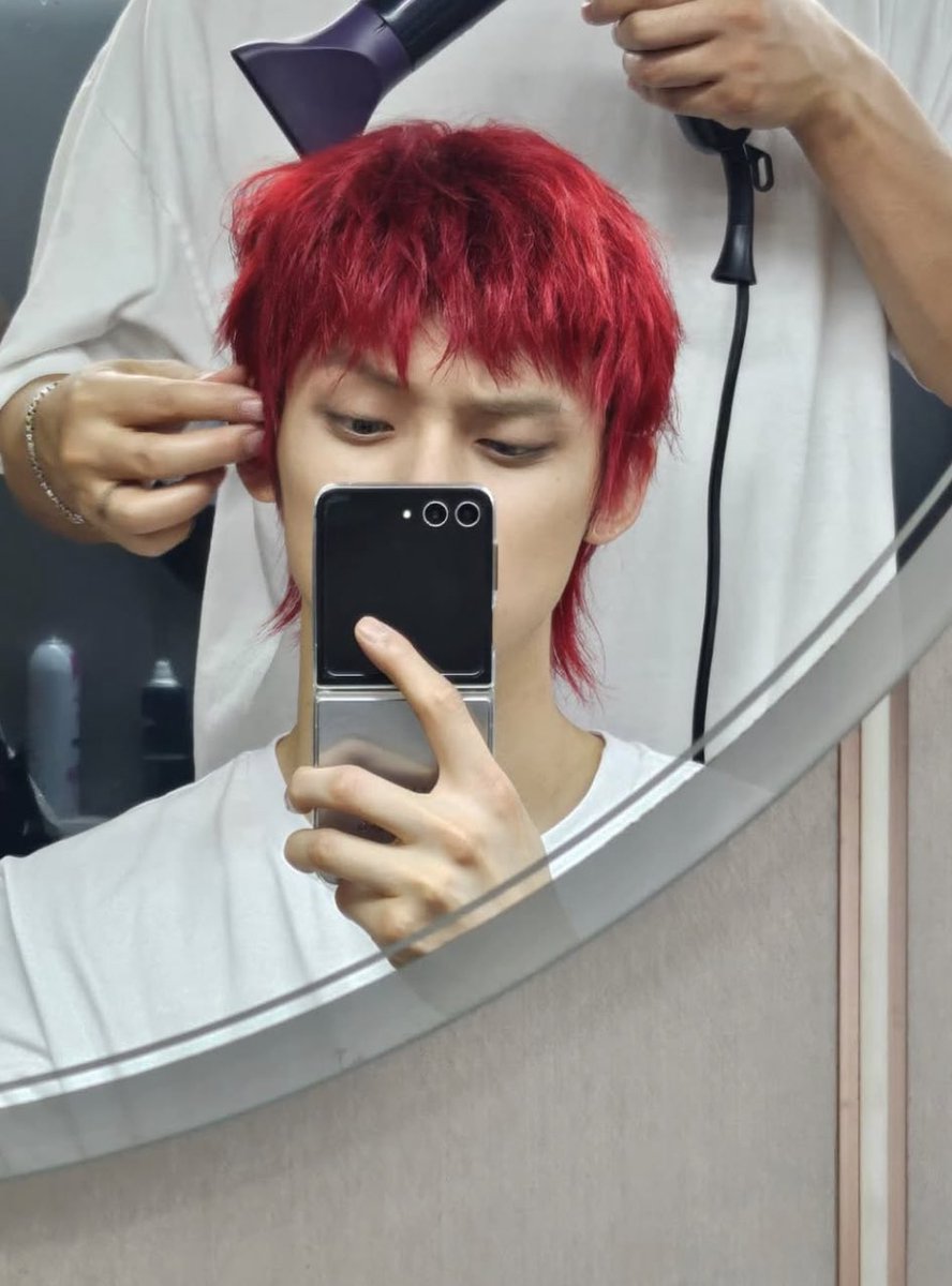soobidimps's tweet photo. *after hair surgery*
lisa : where is yeonjun
surgeon : who do you think gave you the red hair 😭😭😭😭😭😭😭 https://t.co/atHJSR2BZ4
