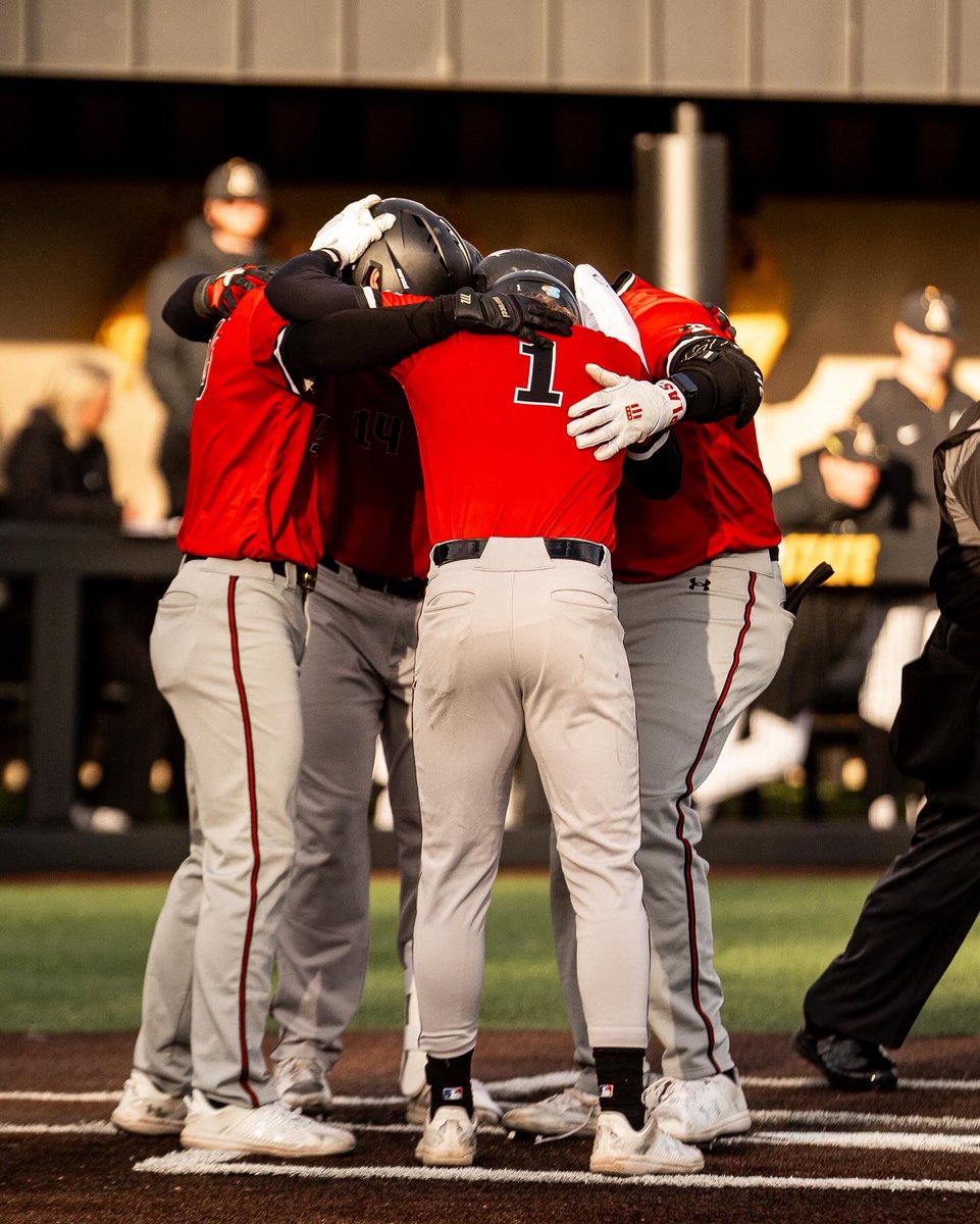 GWUBaseball's tweet photo. Have a day @Too_good_dj βΌοΈ
4 homeruns
12 RBIs
Intentionally walked, with the bases loaded.
@KendallRogers @aaronfitt @d1baseball @midmajors_d1 @JoeHealyD1 @Mike_Rooney @Monty2740 @CollegeBaseCNT @Micah_CBC @GWUSports @BigSouthSports @NCAABaseball https://t.co/SolDmwBSxg