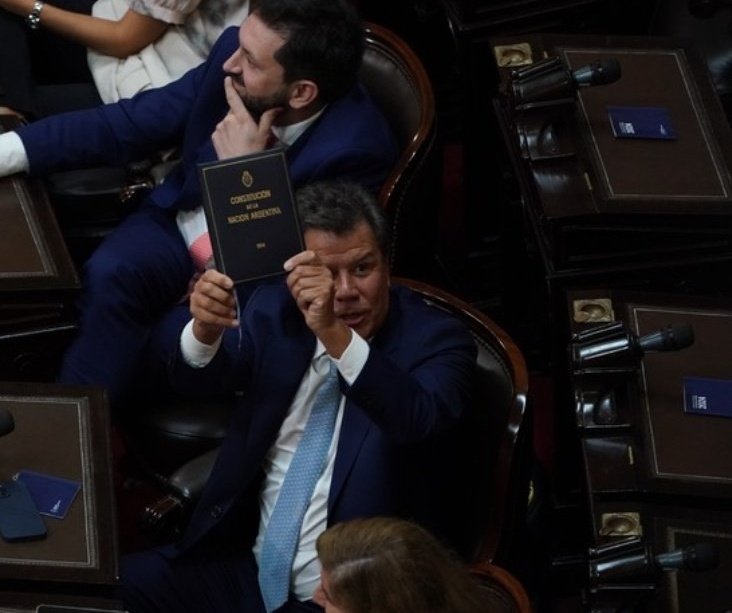 FACUNDO MANES. El tipo con los huevos de plantarse ante el desquiciado Milei que pretendió humillarlo en cadena nacional y sin darle derecho a réplica.

 Estos son los tipos que quiero conduciendo mi partido.

CON LA CONSTITUCIÓN BIEN EN ALTO.