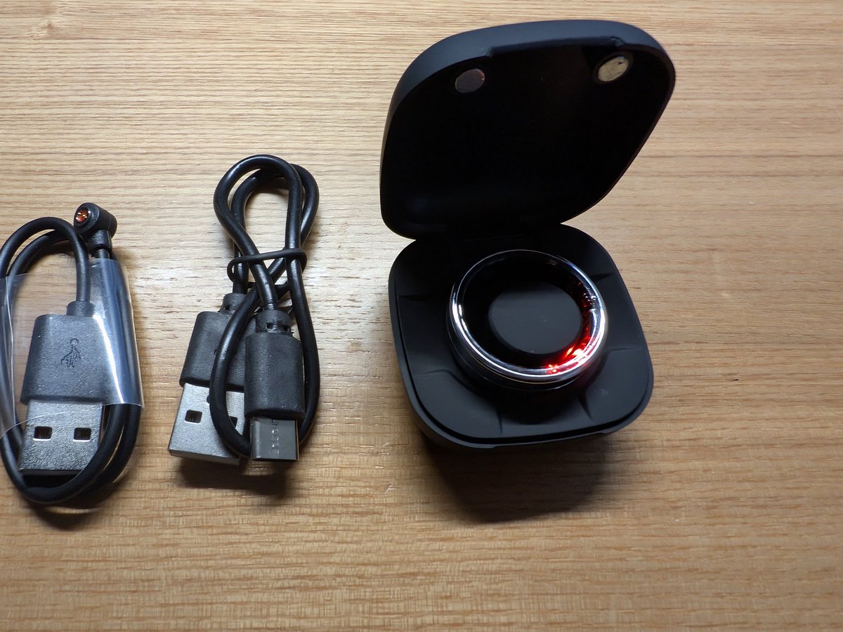 Qpsk1234's tweet photo. さて、新しいネタです。ガジェットブログで格安と記事が出ていた。
rollme r7届きました。
えっと…アプリの評価が早速ヤバい()
#smartring #rollme https://t.co/NSiL7kRQoQ