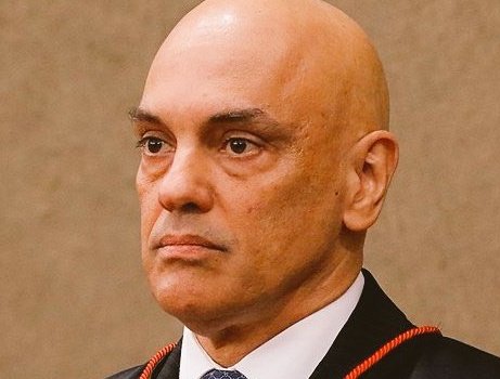 SantiagoDLNWS's tweet photo. 🇧🇷 | The dictator disguised as a judge, Moraes, risks everything and intensifies his challenge to the North American Congress, considering, together with the Brazilian attorney general, seizing Eduardo Bolsonaro's passport, for allegedly acting politically against him in the USA. https://t.co/HlufMN8Rs3