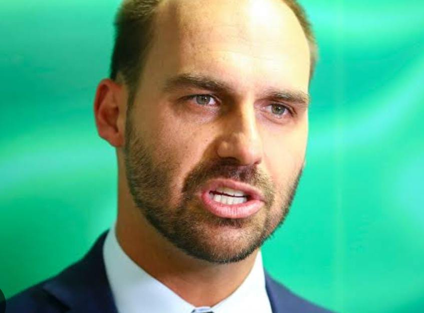 SantiagoDLNWS's tweet photo. 🇧🇷 | The dictator disguised as a judge, Moraes, risks everything and intensifies his challenge to the North American Congress, considering, together with the Brazilian attorney general, seizing Eduardo Bolsonaro's passport, for allegedly acting politically against him in the USA. https://t.co/HlufMN8Rs3