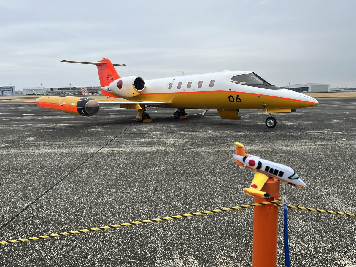 koni_ch47ja's tweet photo. お手製ぬいぐるみと実機
U-36Aも今年度で退役😭😭😭😭

#小牧基地オープンベース2025
#UP3D
#U36A https://t.co/8x0MLFABSm