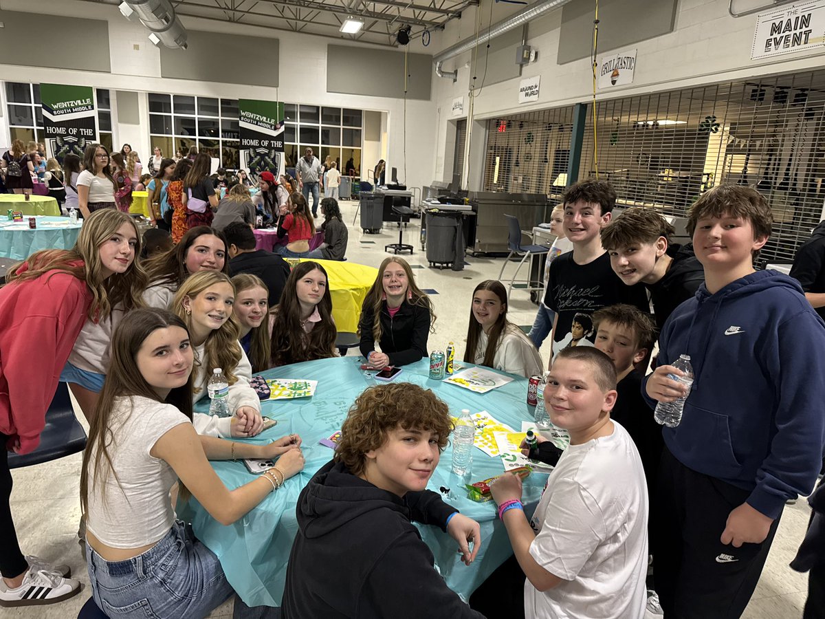 TrishaGrantham5's tweet image. Wentzville South Middle School mixer with decades being the  theme.  Ashton’s 7th grade class had throwback to the 80s🎤🎵🎸
Fun Friday Night💚
#GunsNRoses 🌹#whitney #WSMS @ag_stl @PtoSms