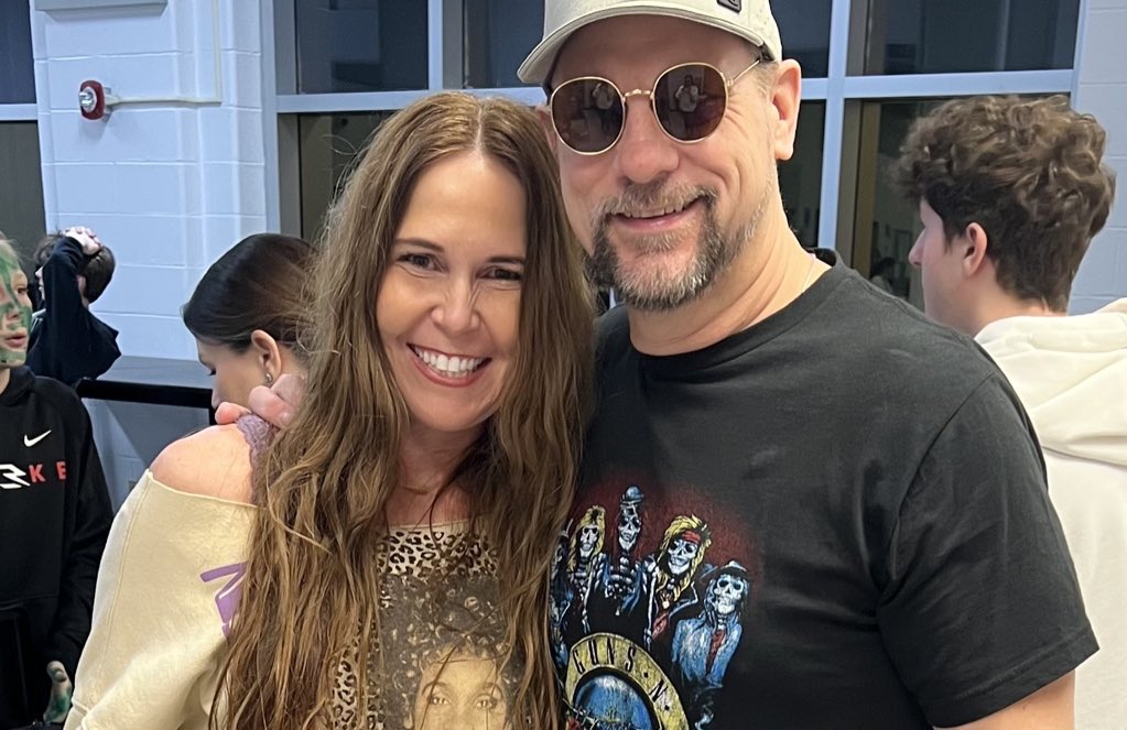 TrishaGrantham5's tweet image. Wentzville South Middle School mixer with decades being the  theme.  Ashton’s 7th grade class had throwback to the 80s🎤🎵🎸
Fun Friday Night💚
#GunsNRoses 🌹#whitney #WSMS @ag_stl @PtoSms