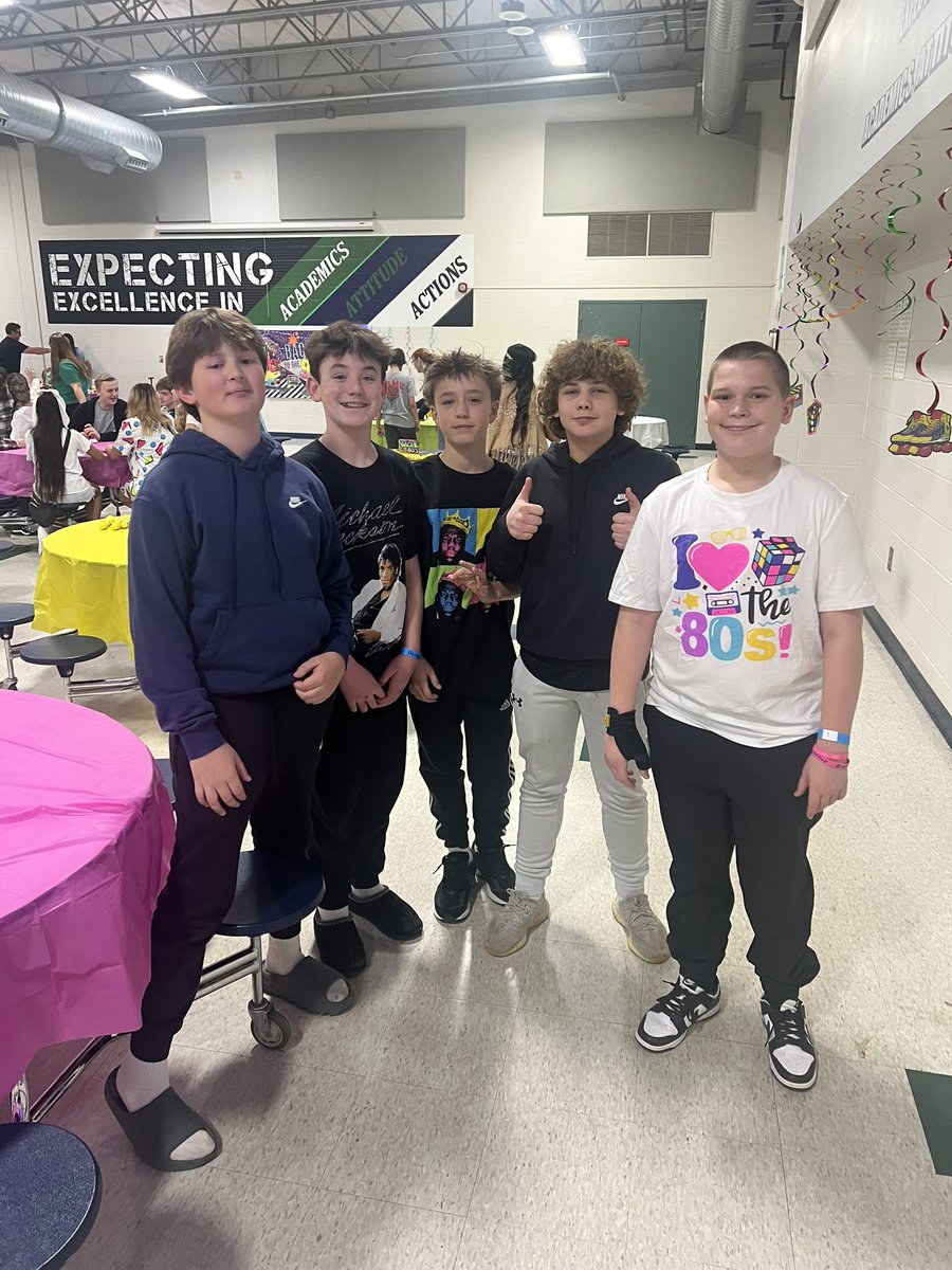 TrishaGrantham5's tweet image. Wentzville South Middle School mixer with decades being the  theme.  Ashton’s 7th grade class had throwback to the 80s🎤🎵🎸
Fun Friday Night💚
#GunsNRoses 🌹#whitney #WSMS @ag_stl @PtoSms