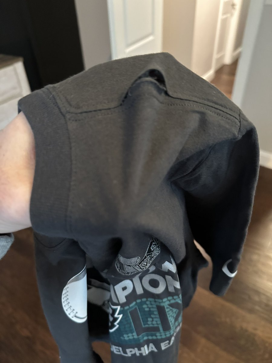 Philly_Fan09's tweet photo. @Nike smart idea putting thick  tags in the shoulder that no one wants… $40 in the trash. https://t.co/9pHDgJ9cvq
