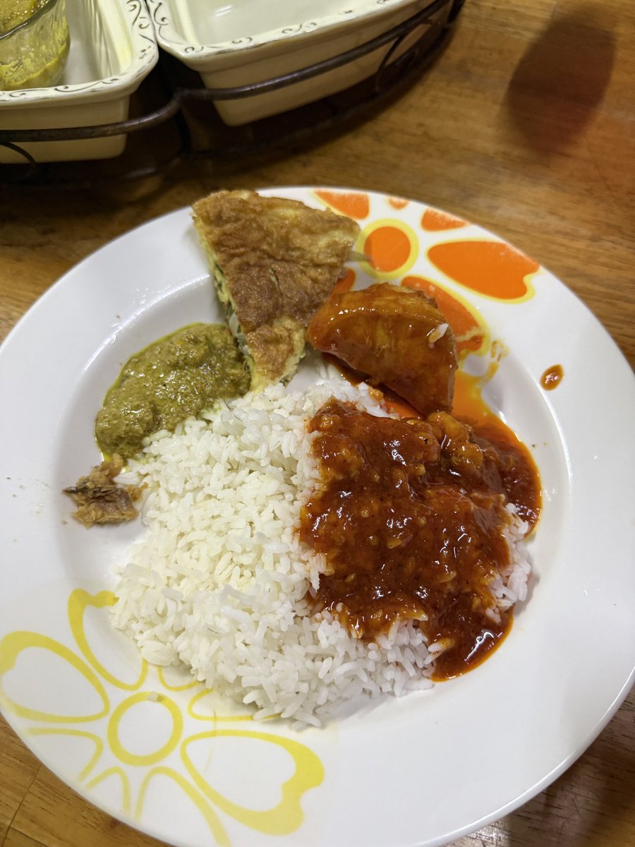Azfarheri's tweet photo. Thread selfie sahur tahun 2025 bermula....

Day 1 - Sahur dekat kampung. Mula mula taknak tidur sebab excited nak sahur tapi tertidur, lepas tu kena kejut dalam 2 jam. Agak grumpy sikit tapi bau telur dadar terus happy 🥰

Sotong rendang, ayam sambal sos + ikan masin 🫶🏻 https://t.co/AdJfAV04Th
