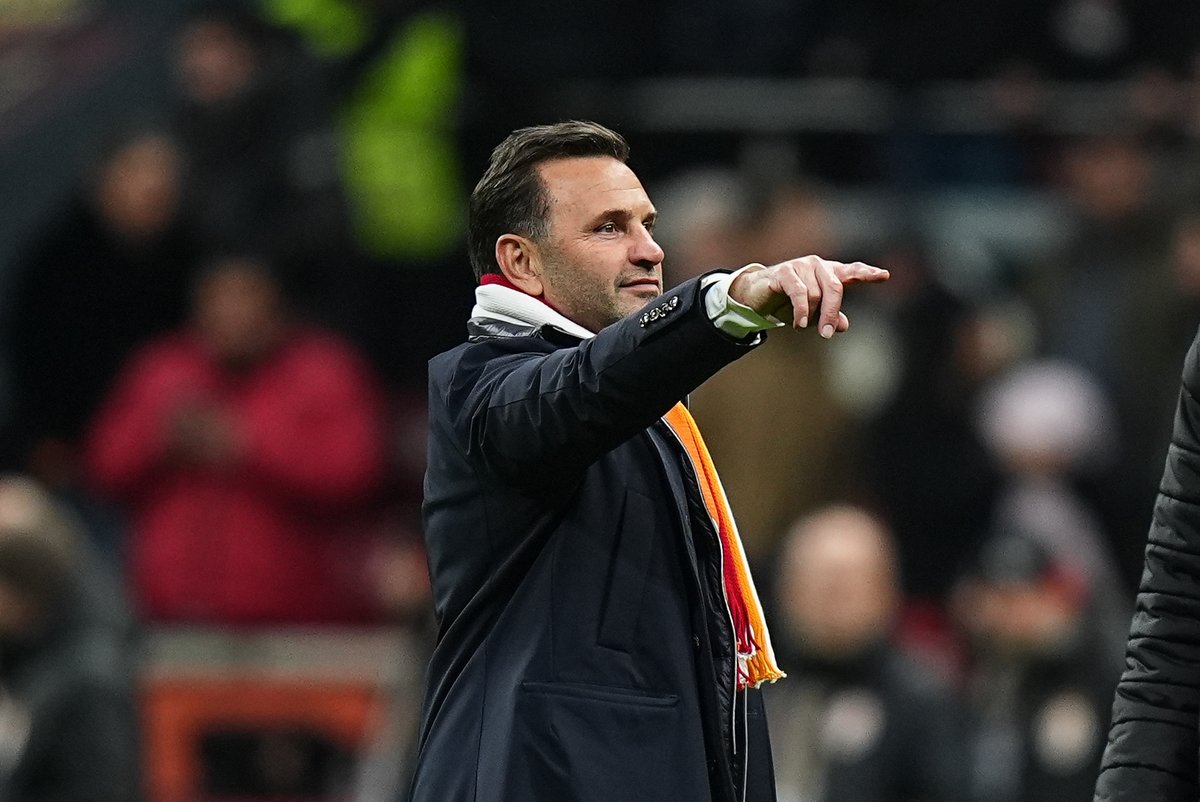 Okan Buruk: "Büyük Galatasaray taraftarı. Mayıs yaklaşıyor, bundan önceki iki senede nasıl hep birlikte başardıysak, bu senede hep birlikte başaracağız. Her şeyin farkındayız. Bu şampiyonlukla ne kadar güçlü olduğumuzu göstermenin zamanı geldi. Bunun için hep birlikte