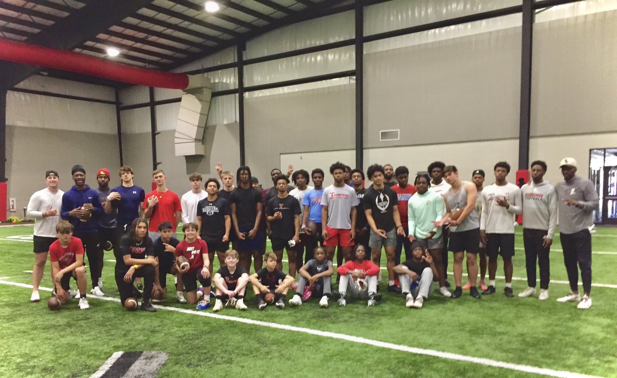 HallTechSports1's tweet photo. 👀”Raising A Champion Takes Time”
@raisingchamps_ 💫

It takes time, energy, & a ton of “Honest” efforts to be a champion with your craftsmanship of development…..

Great workout today with the guys & back at it again in less than 24 hours training like a champion! 💫

RC Trainers💫:
@DonnieLeeJr85 @Ahmad_Edwards9 @PateSawyer 
#raisingchampions #qbdevelopment #qbtrainer #qbmentor #accuracy #consistency